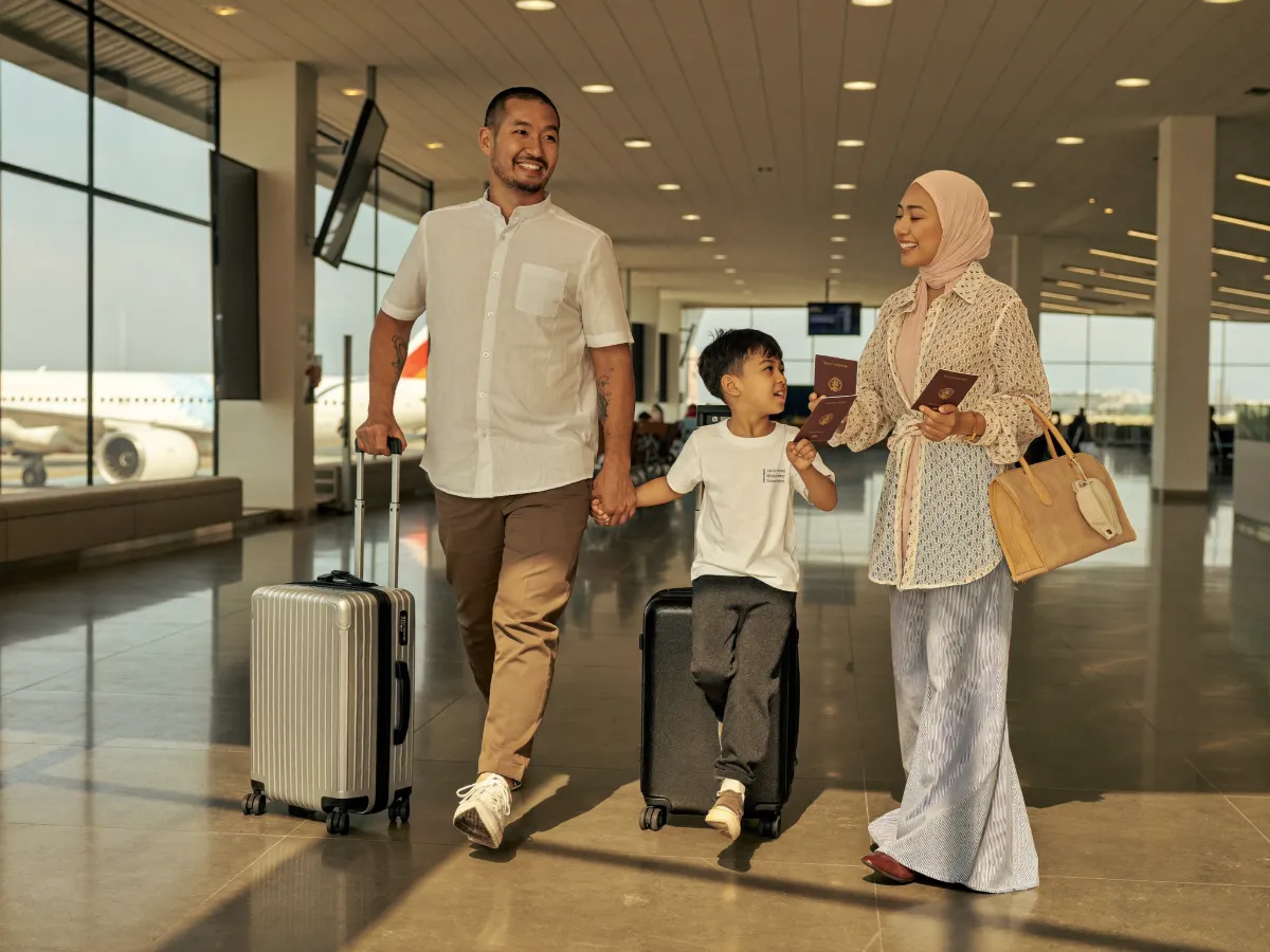 Keluarga bersiap berangkat di bandara